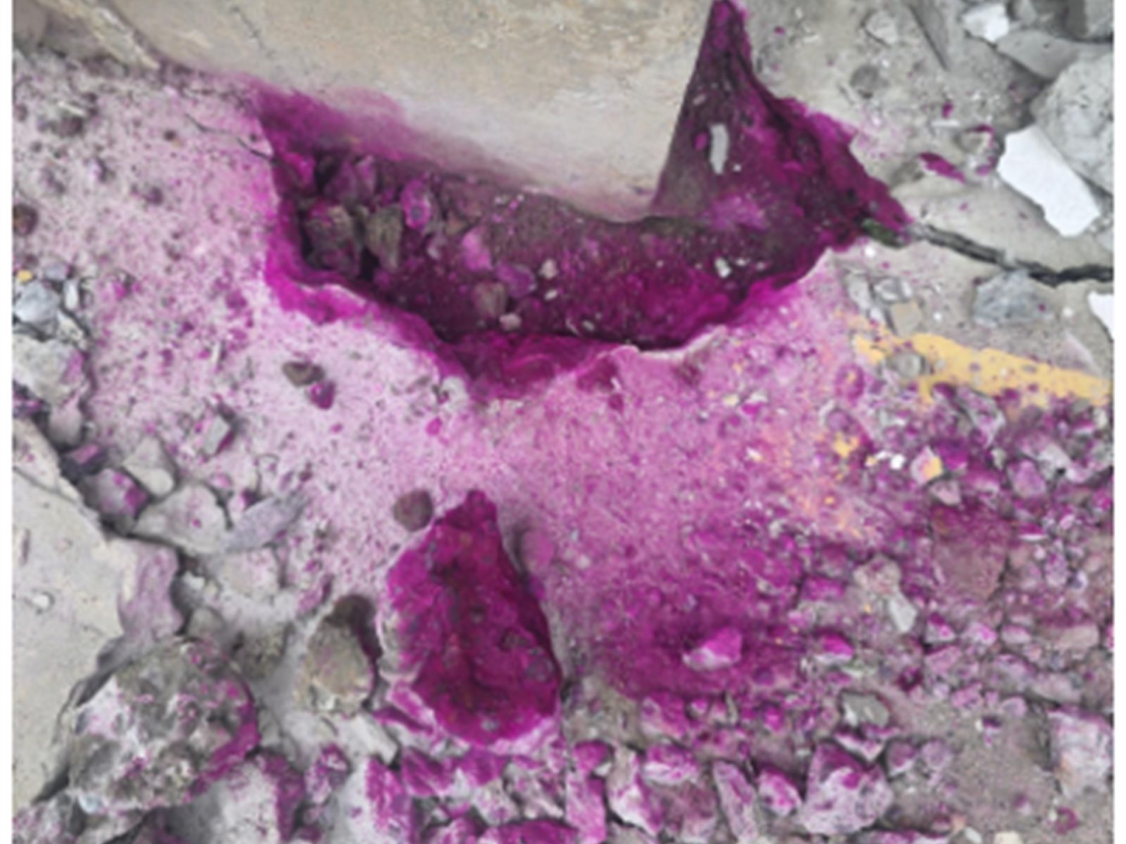 Reação violeta em ensaio com fenolftaleína no concreto