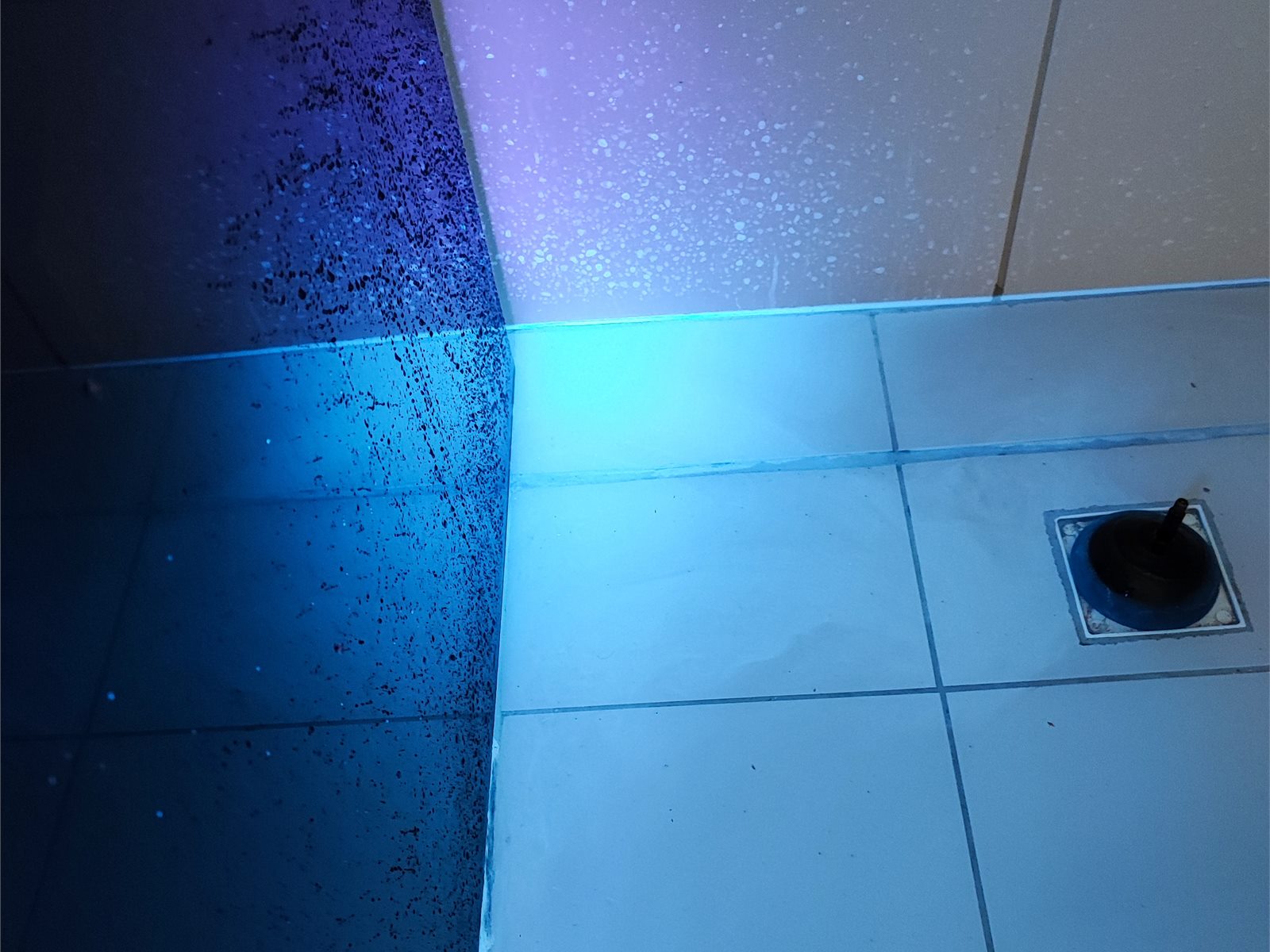 Rastreamento de pontos fluorescentes com luz ultravioleta