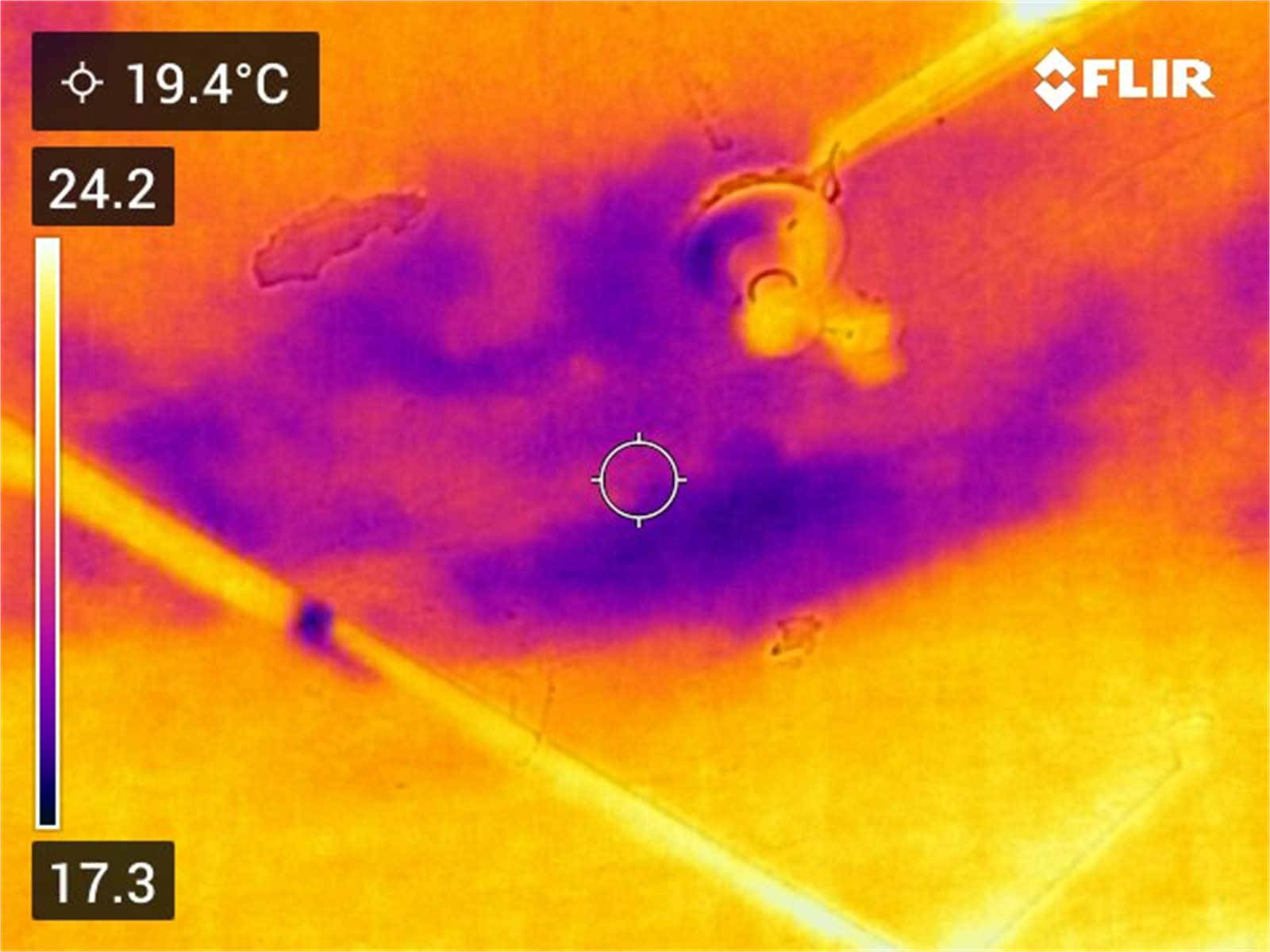 Imagem termográfica com padrão térmico anômalo em teto