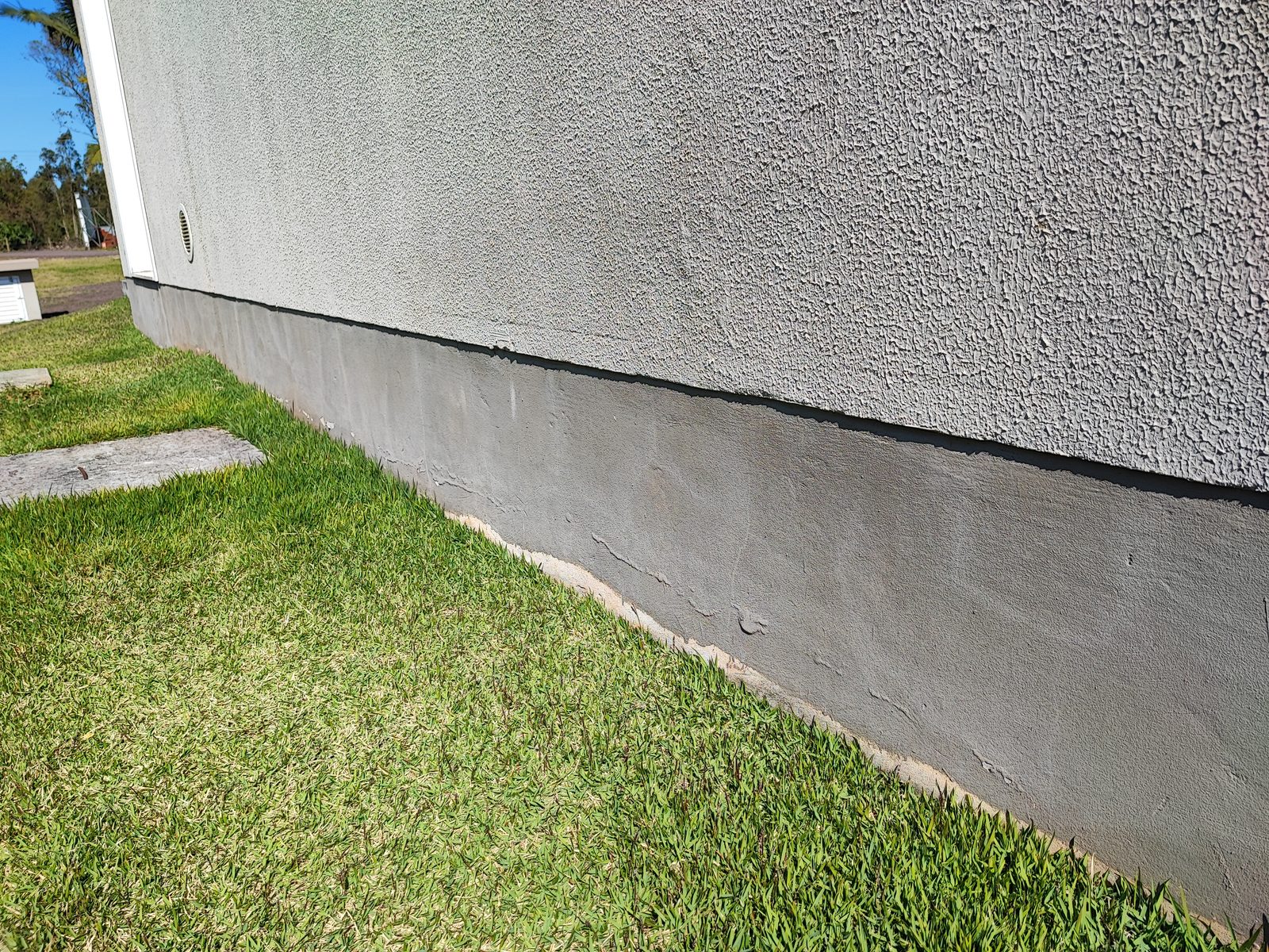 Detalhe de fissura e anomalia em fachada
